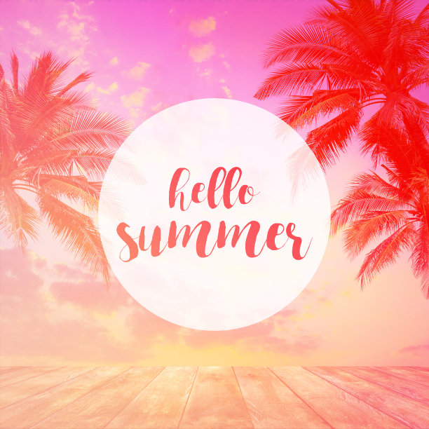 在热带海滩上的夕阳下发短信问候夏天。图片下载