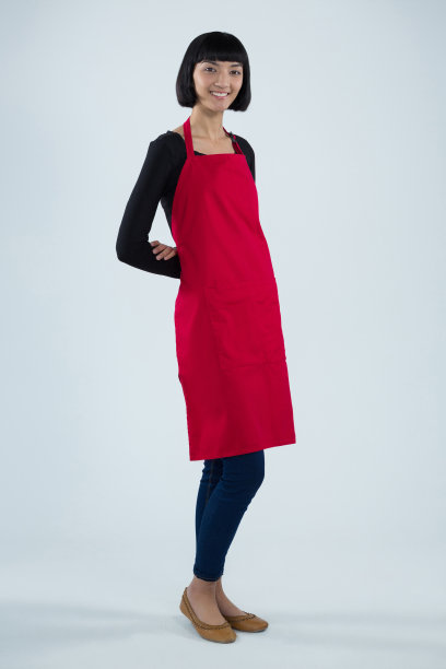 微笑的女服务员站在白色的背景下图片下载