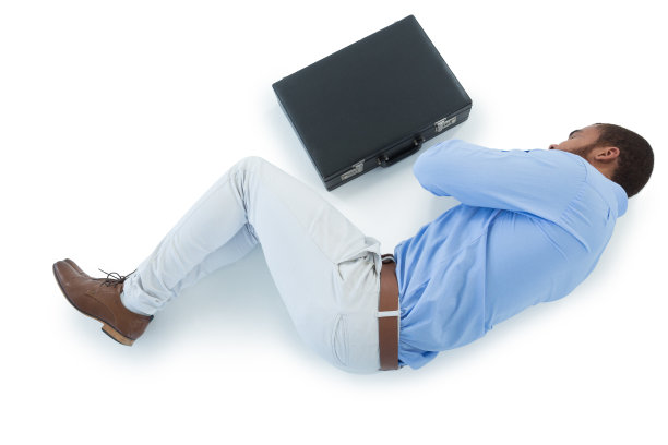 男性高管在白色背景下睡觉图片下载