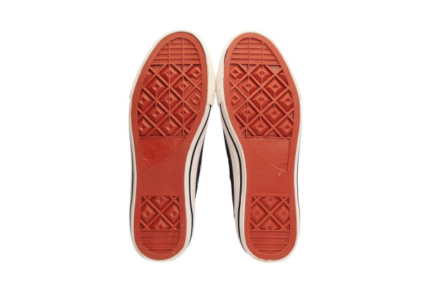 鞋底黑白色运动鞋孤立在白色背景图片下载