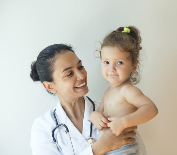 医生抱着小女孩图片下载