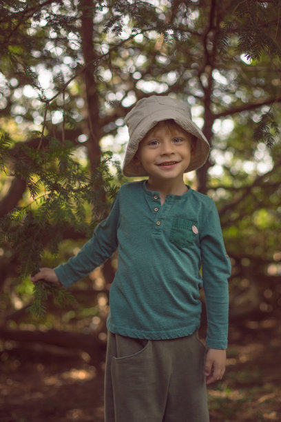 树林里的小男孩图片下载