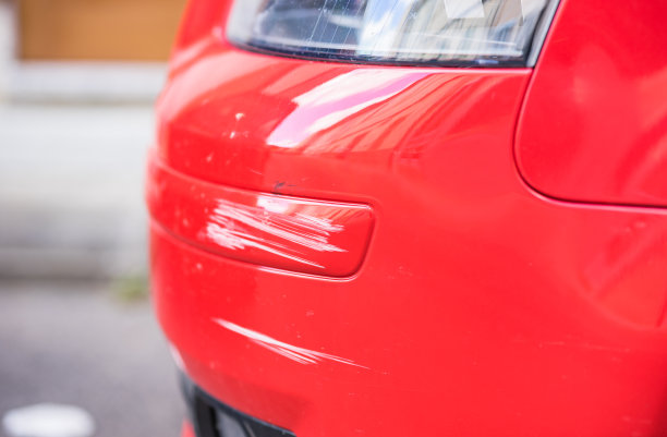 红色汽车保险杠损坏，交通事故图片下载