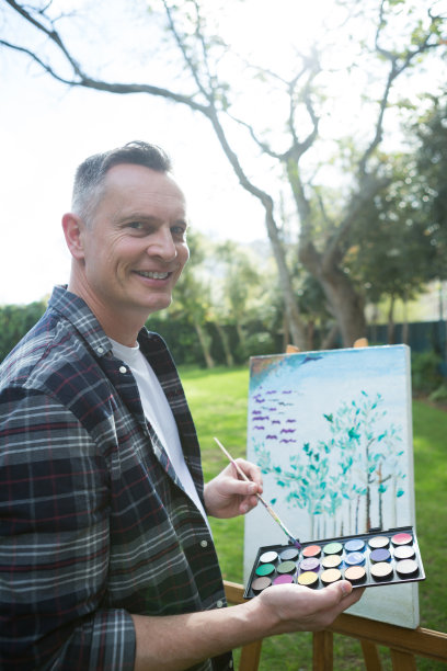 花园里的人在帆布上作画图片下载