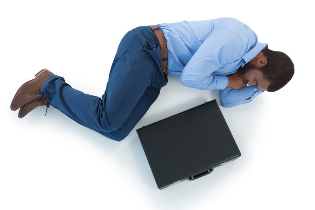 男性高管在白色背景下睡觉图片下载