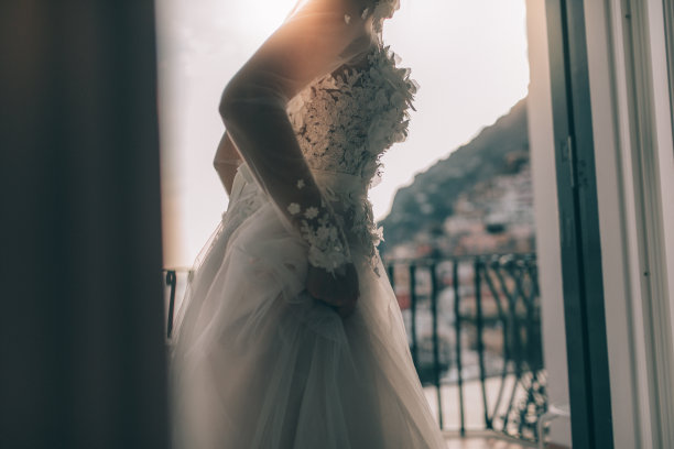 新娘正为盛大的婚礼做准备素材图片