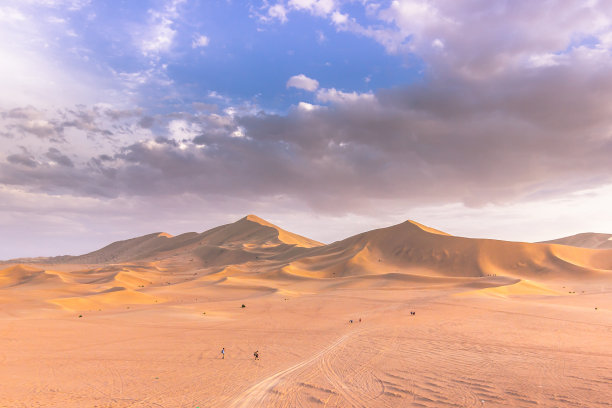 中国敦煌——2014年8月5日:中国敦煌戈壁沙漠的沙丘图片下载