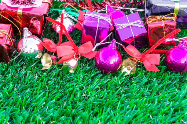 草地上的礼盒。彩色的礼品盒上的抽象背景。图片下载