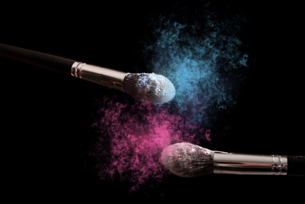 两个化妆刷，蓝色和紫色的粉末爆炸灰尘图片下载