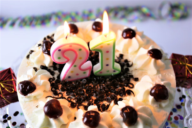 一个生日蛋糕和蜡烛的图像- 21图片下载