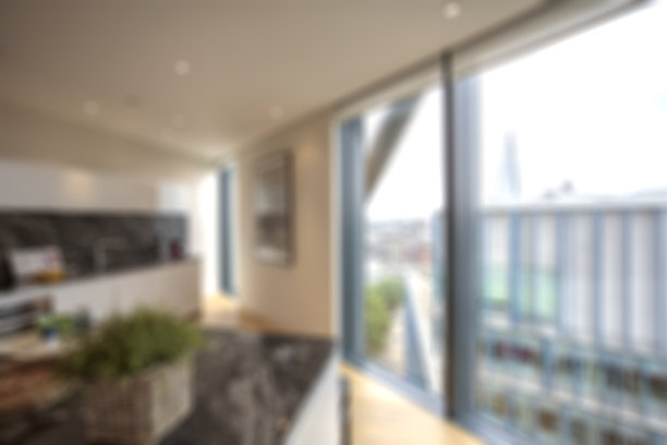 散焦厨房和客厅的现代豪华公寓在伦敦图片下载