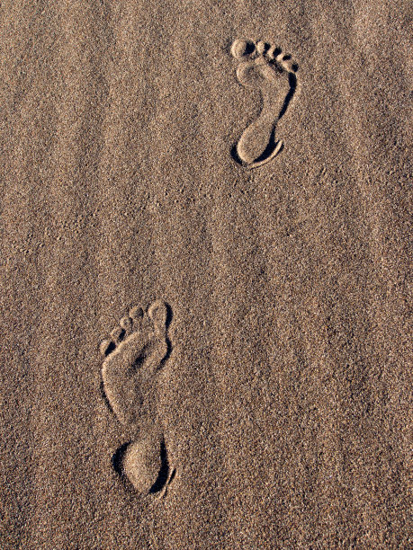 脚印在沙滩上图片下载