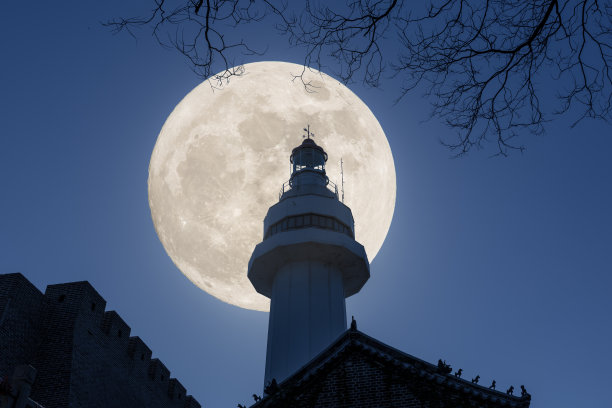 灯塔与月亮图片下载
