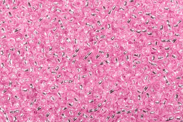 背景是粉红色的玻璃珠子图片下载