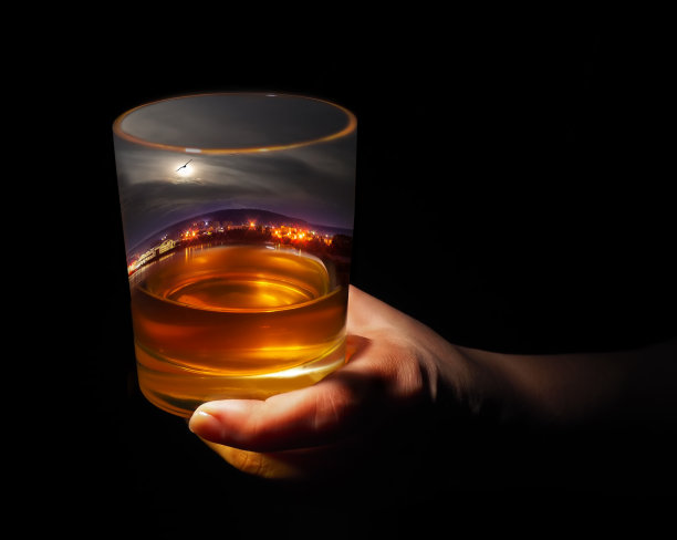 一杯威士忌，伴着夜晚的月光图片下载