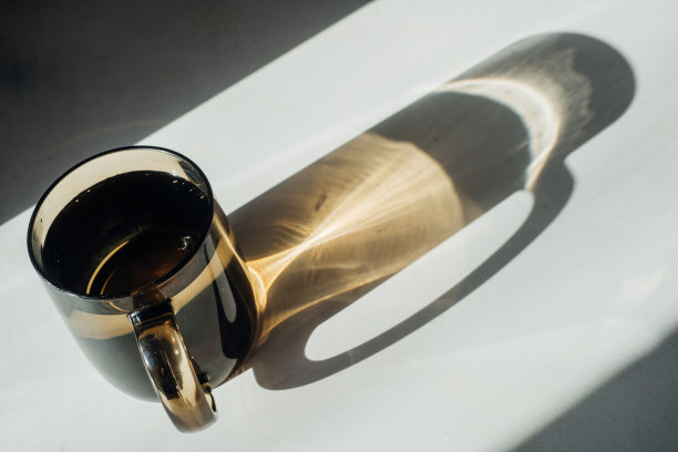 杯子在阳光的流动中图片下载