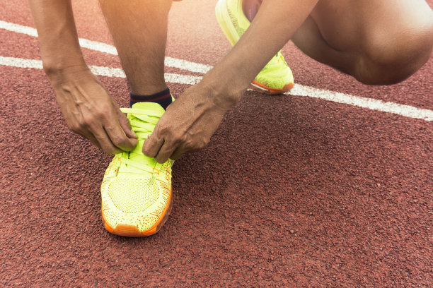 一个男人系鞋带的肖像-运动鞋慢跑-热身图片下载