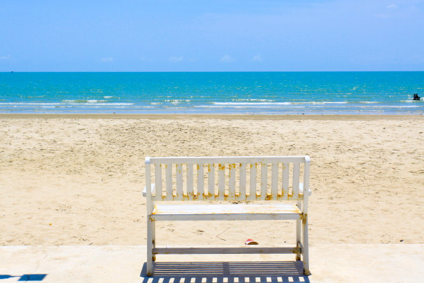 沙滩上的白色座椅图片下载