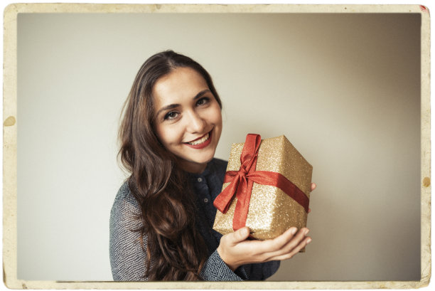 年轻女子与黄金礼盒礼物图片下载