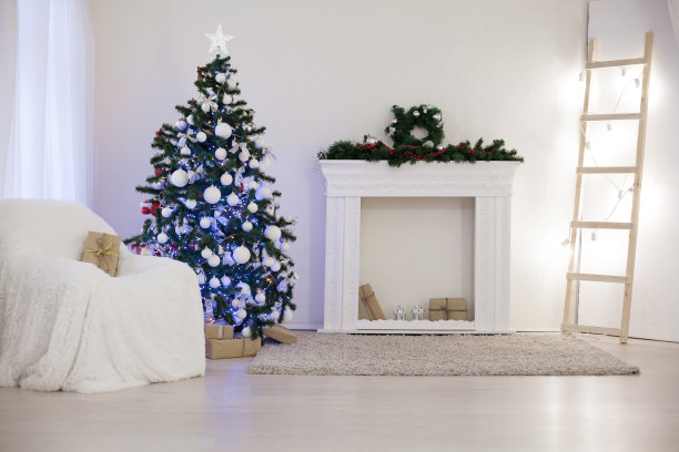 圣诞树在一个白色的房间与礼物圣诞装饰图片下载