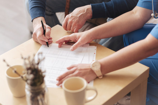 男性病人在医院签署文件的特写素材图片