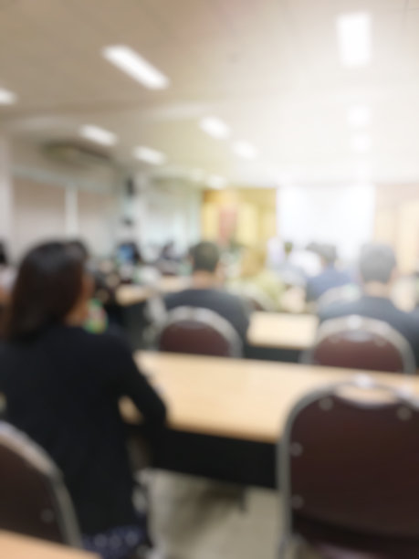 教育理念，学生和商人在大厅学习，屏幕和投影仪展示信息素材图片