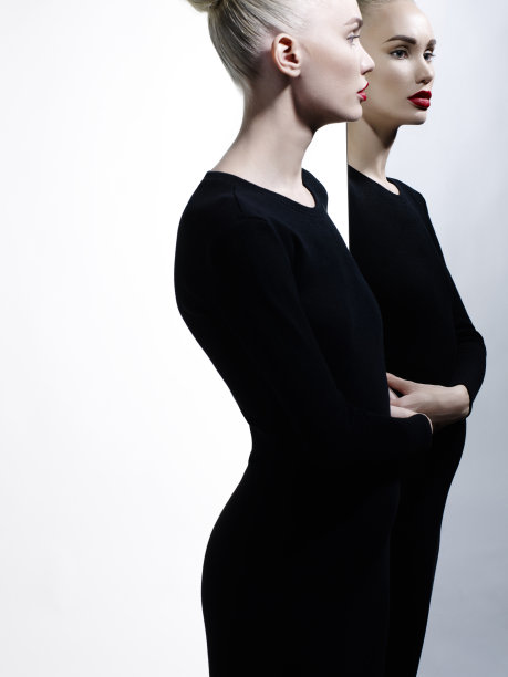 优雅的金发和镜中的倒影图片下载