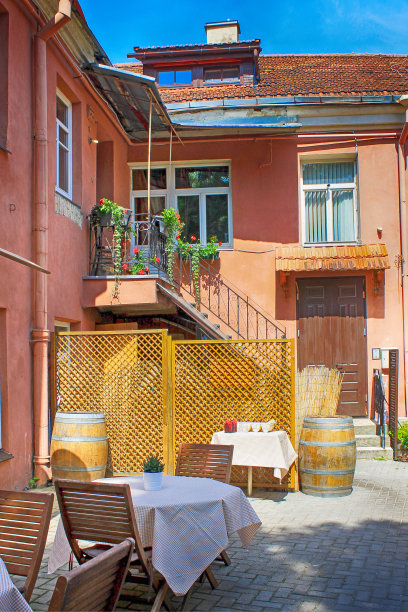 立陶宛维尔纽斯老城的露天咖啡馆图片下载