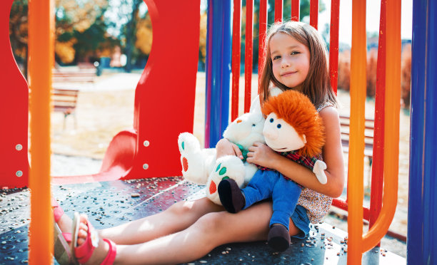 孩子在操场上图片下载