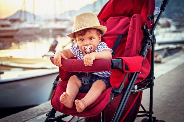 快乐的小女孩在婴儿车图片下载