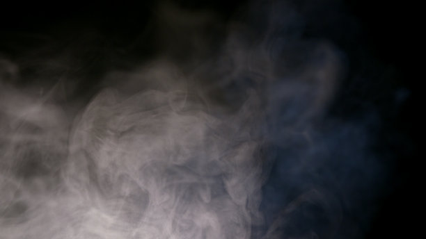 白色的水蒸气在一个黑色的背景图片下载