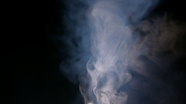 白色烟雾孤立在黑色背景图片下载