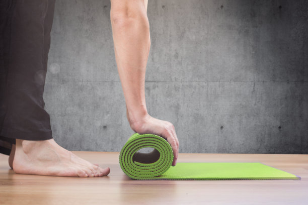 男人和瑜伽垫图片下载