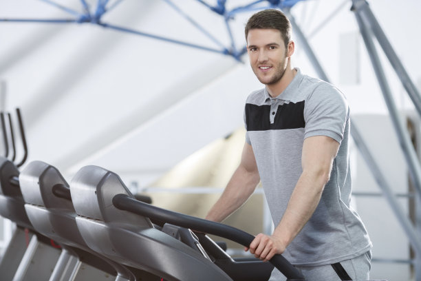 私人教练健身教练在健身房运动训练年轻人教练图片下载