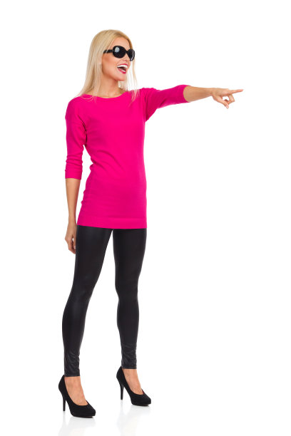 漂亮的金发女人在大喊大叫并指着我图片下载