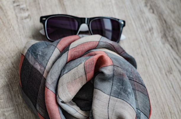 构图，时尚的女性眼镜和时尚的多色围巾(披肩)。图片下载