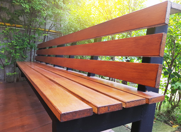 花园里的空木椅或旧木凳图片下载