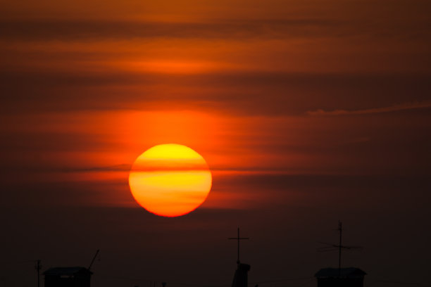 巨大的黄色太阳升起图片下载