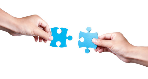 两块拼图在白色背景上分开图片下载