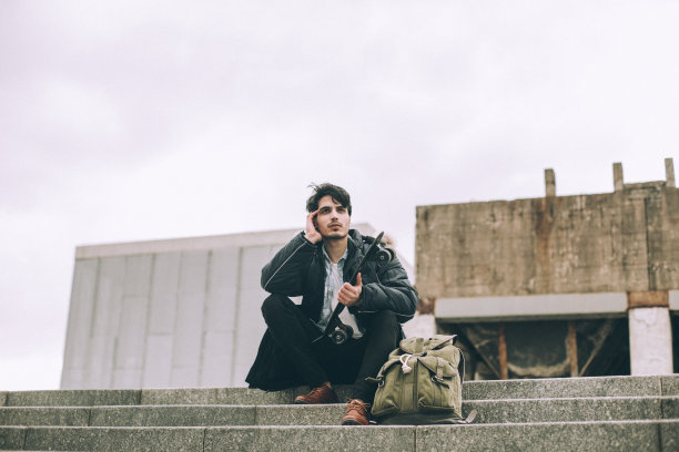 滑冰男子在台阶上放松图片下载