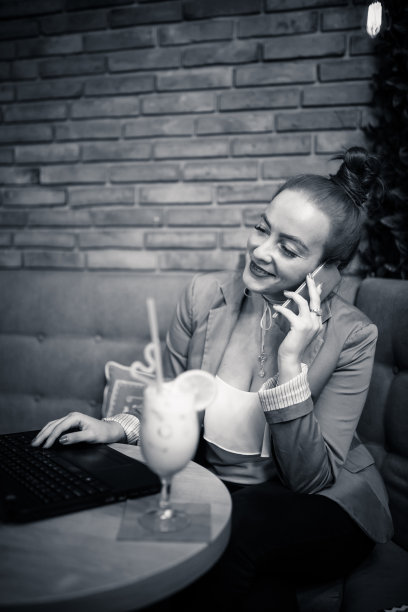 喜欢咖啡店的女商人图片下载