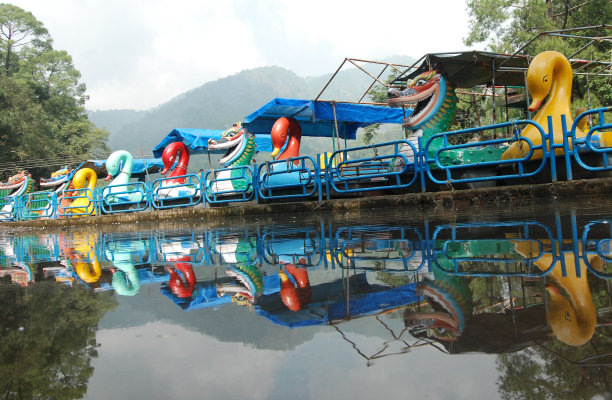 在萨塔尔湖里划船图片下载