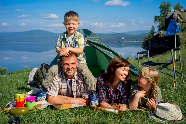 幸福的家庭远足图片下载