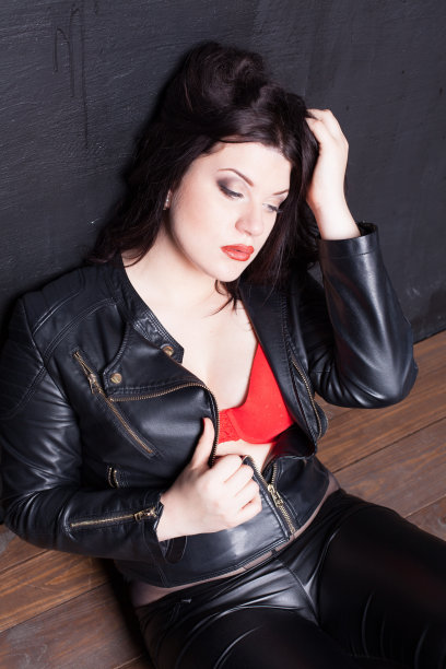 胖女孩坐在房间的地板上图片下载