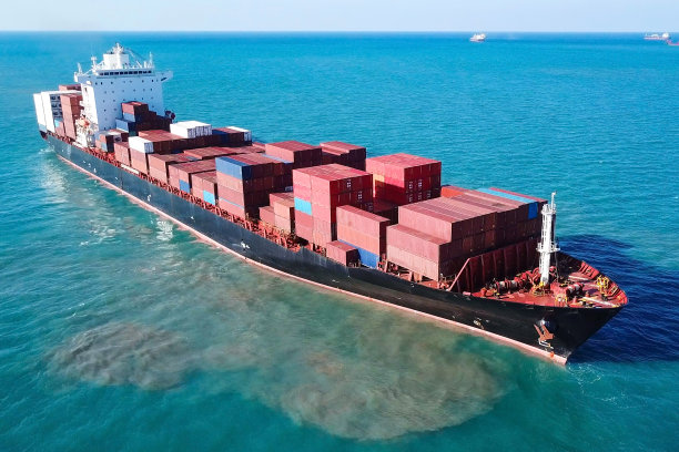 海上大型集装箱船。顶部向下航空图像素材图片