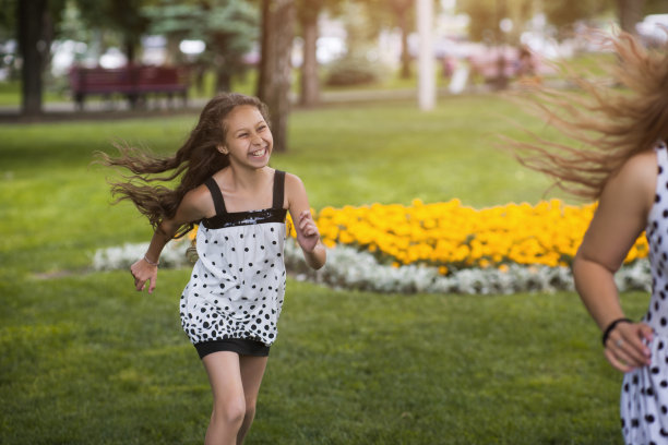 快乐的夏天。积极的休闲时间在公园图片下载