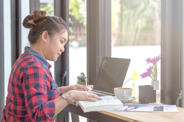 在咖啡店工作的女商人图片下载