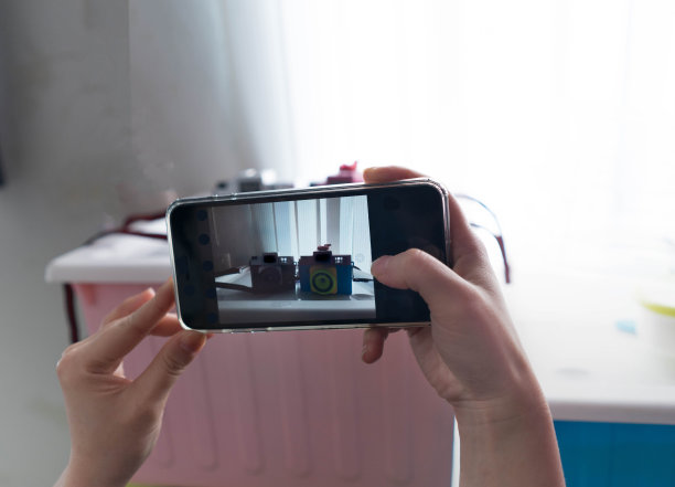 手机智能手机抓拍照片图片是玩具相机近窗展示科技生活理念图片下载