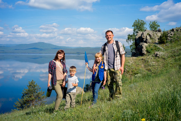 幸福的家庭远足图片下载
