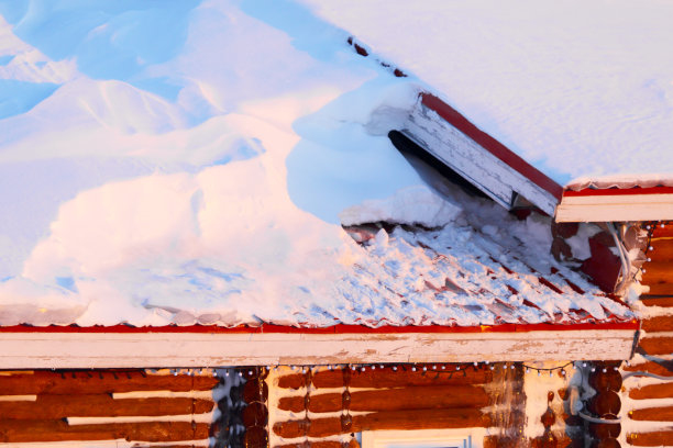 被雪覆盖的屋顶。图片下载